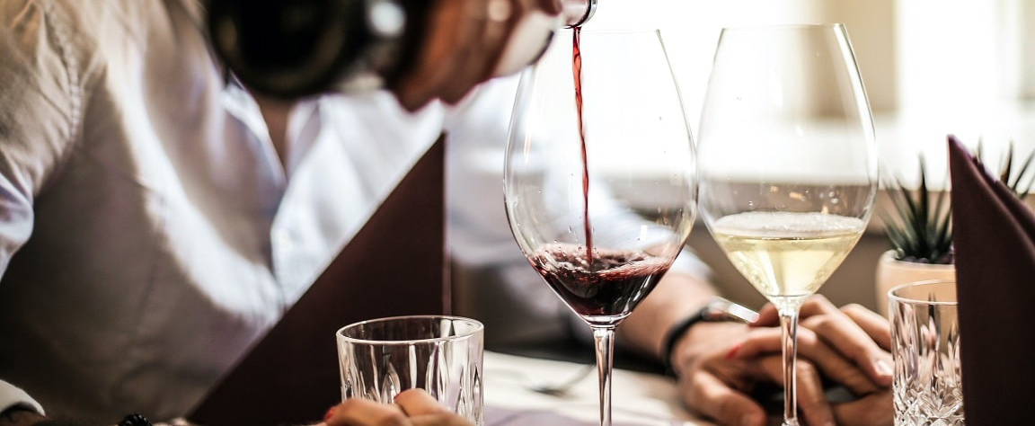 5 razones por las que pedirte una copa de vino en vez de una cerveza