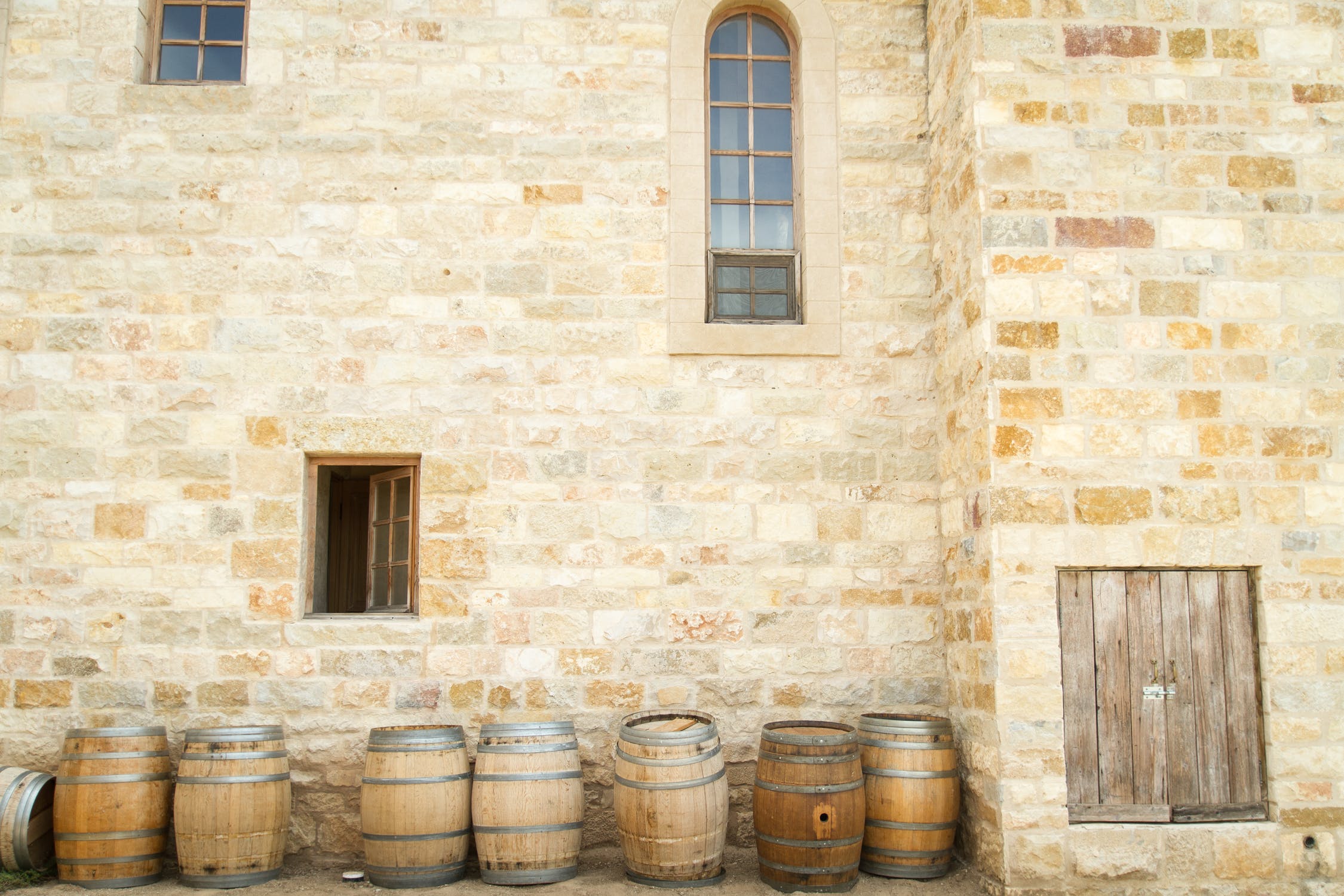 barricas bodega exterior