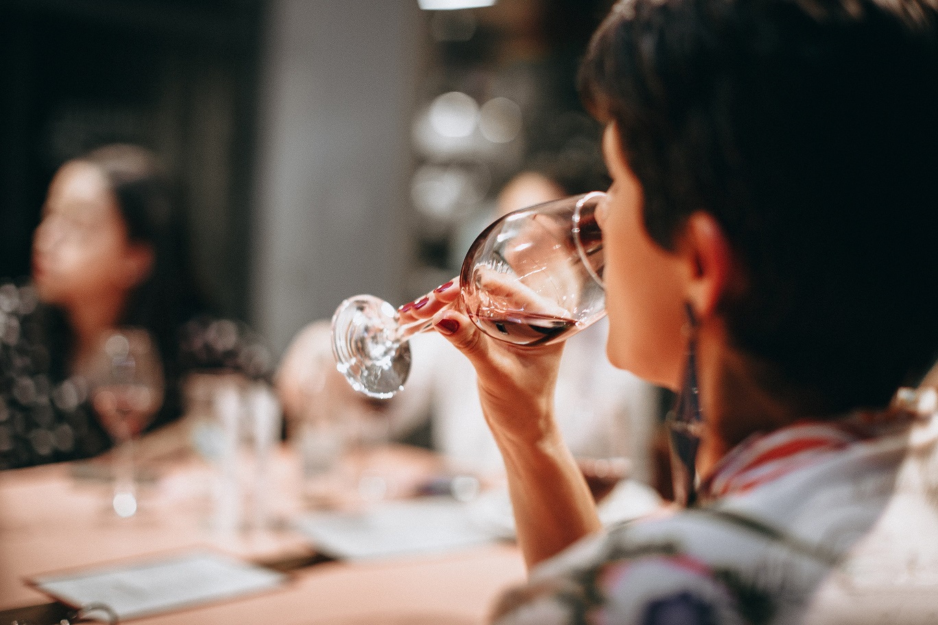 mujer cata copa vino