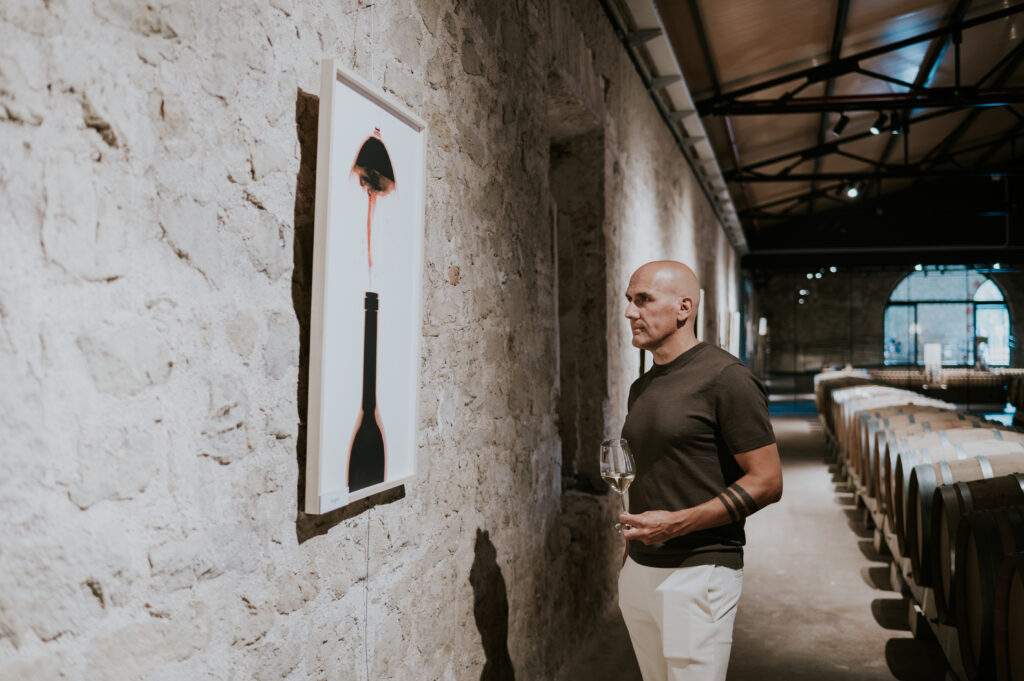 Retrato de Juan Miguel Ortuño, fotógrafo autor de la exposición Los sueños del vino en ESPACIO 18.90 de Bodegas Franco-Españolas en Logroño.