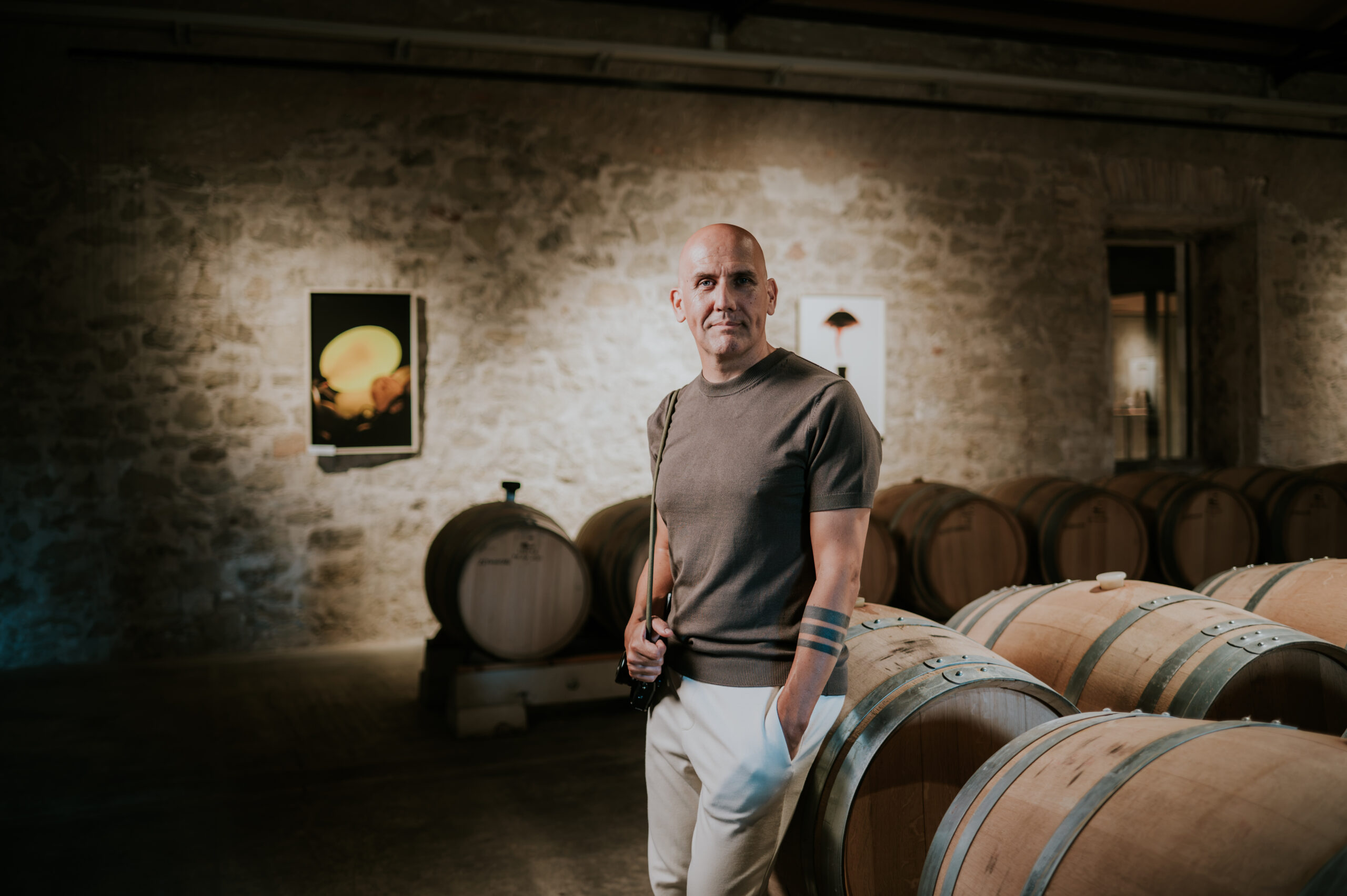Retrato de Juan Miguel Ortuño, fotógrafo autor de la exposición Los sueños del vino en ESPACIO 18.90 de Bodegas Franco-Españolas en Logroño.