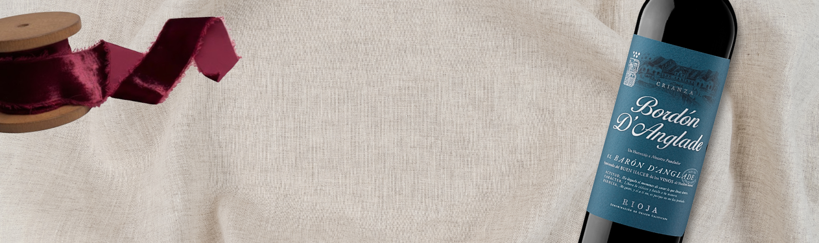 Cómo envolver una botella de vino con una servilleta de tela y un lazo de terciopelo