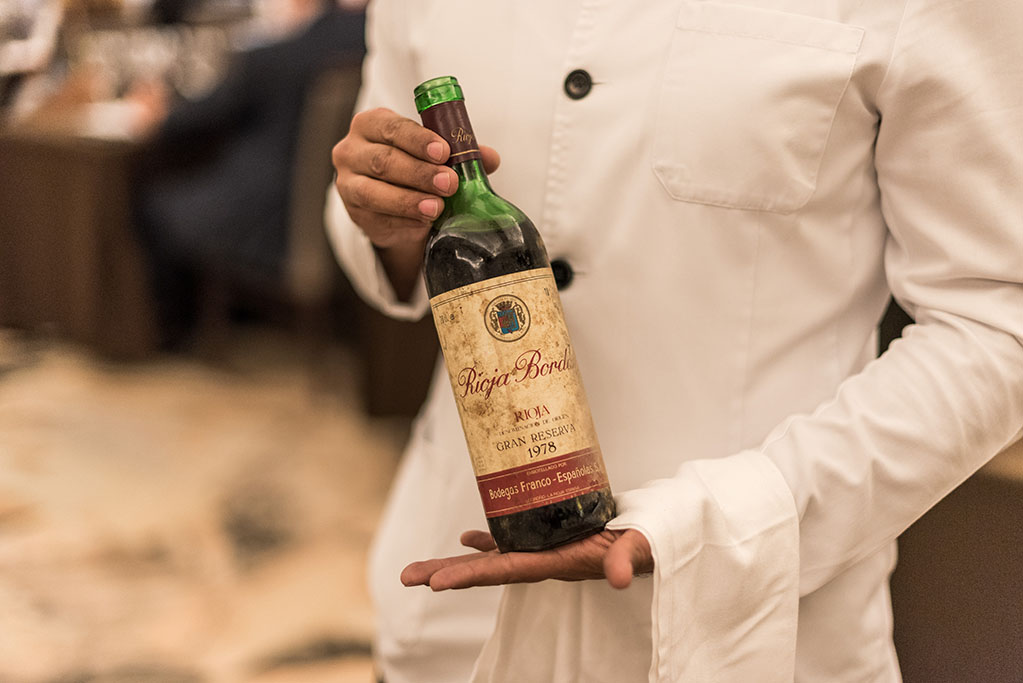 Bodegas Franco-Españolas subasta dos vinos de añadas históricas para el proyecto «Adopta un bar»