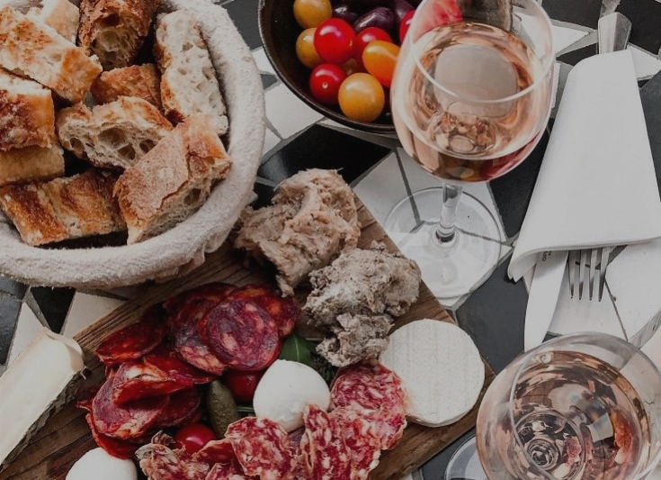 Conoce las diferencias entre un vino rosado y un clarete