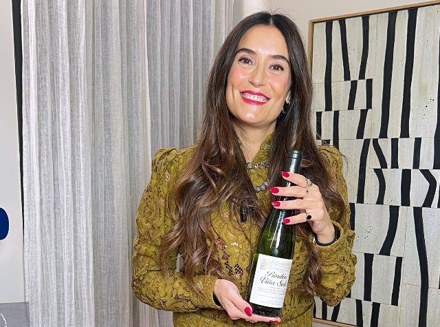 Cómo envolver una botella de vino con una servilleta de tela y un lazo de terciopelo