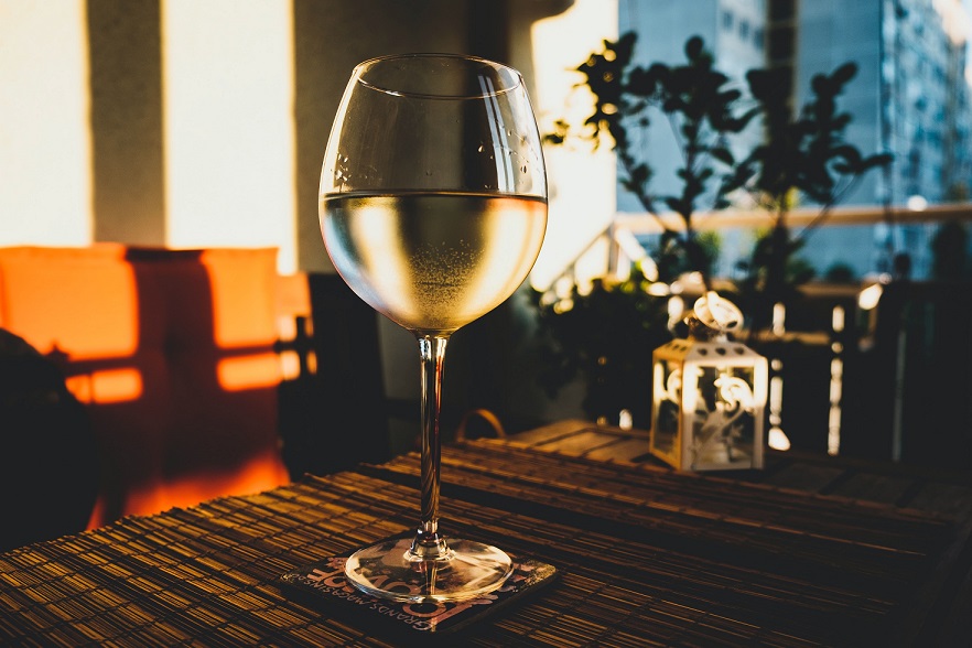 Qué es el txakoli y su diferencia con respecto al vino semidulce